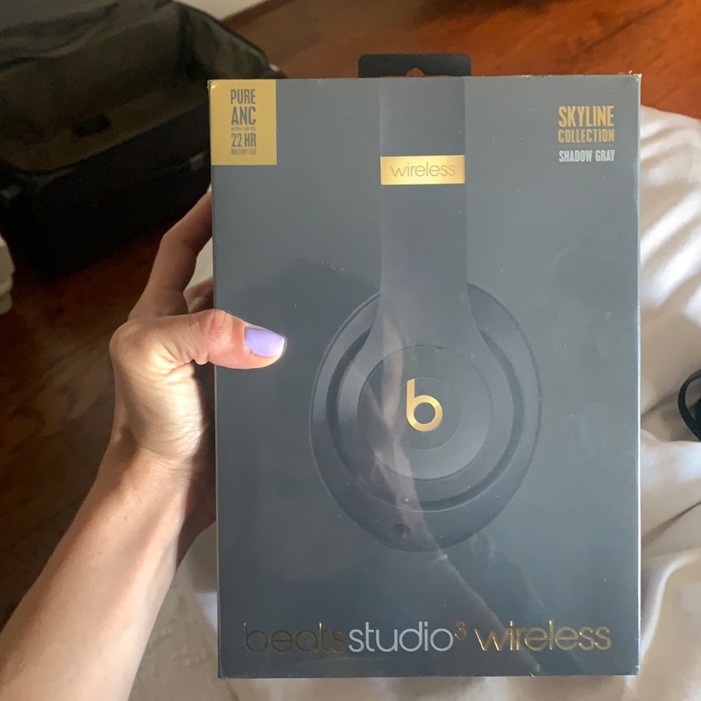 Brand new Beats (Studio 3 wireless) charcoal&gold